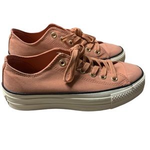 NWOT Womens Converse Platform 
Size 7 Athletic Sneaker
